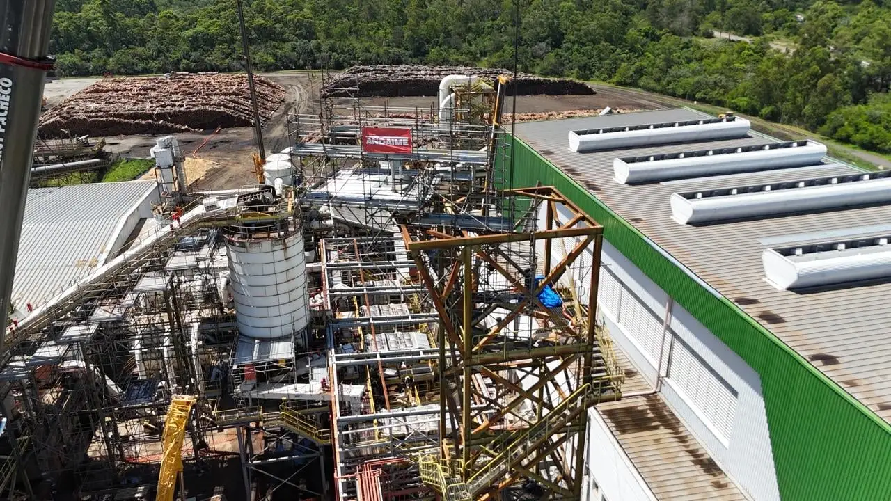 Andaimes instalados na planta industrial da Arauco