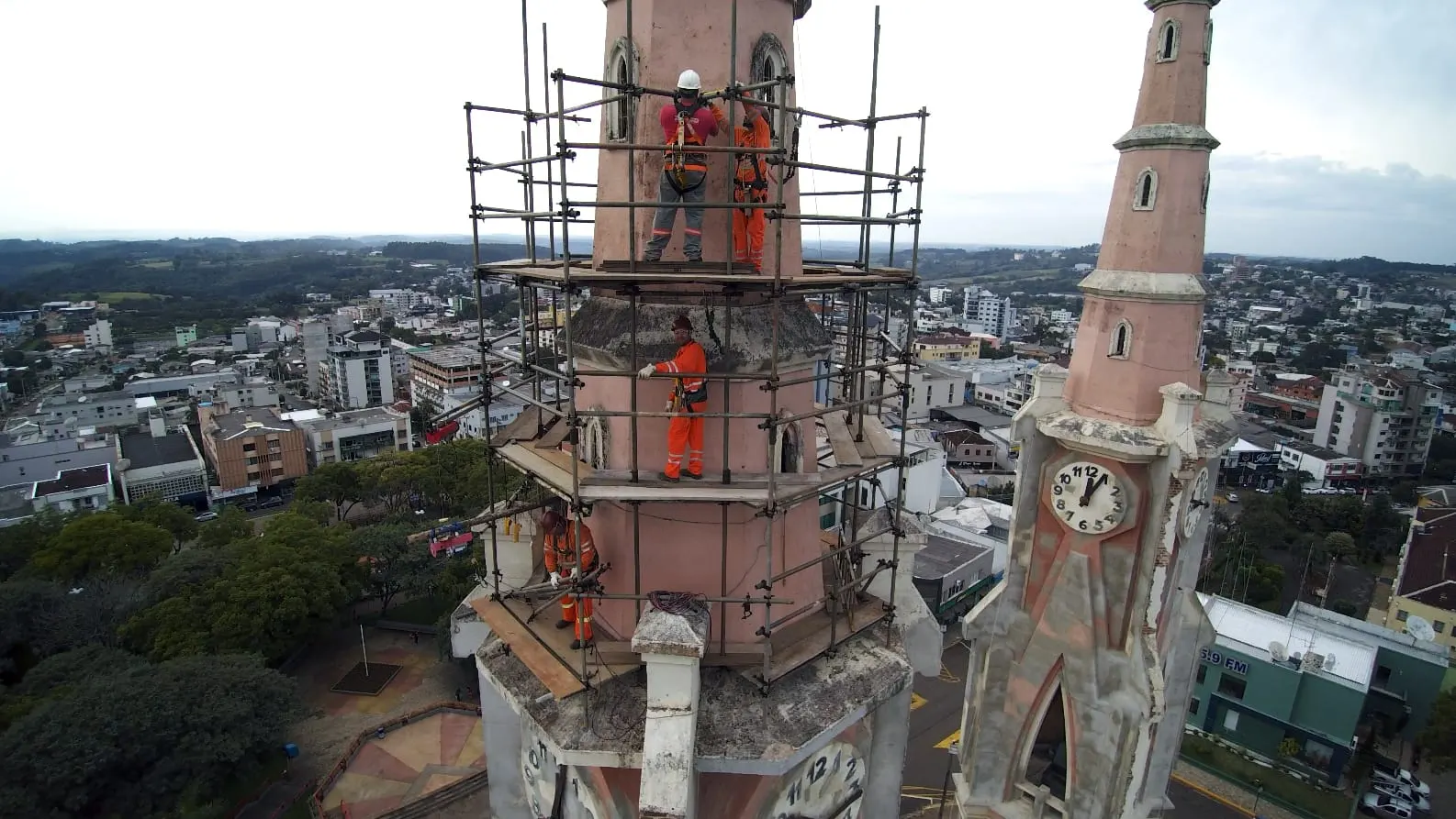 Andaimes na fachada da Catedral Santo Antonio