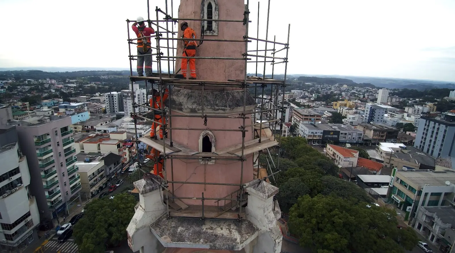 Estrutura de acesso para restauracao da catedral