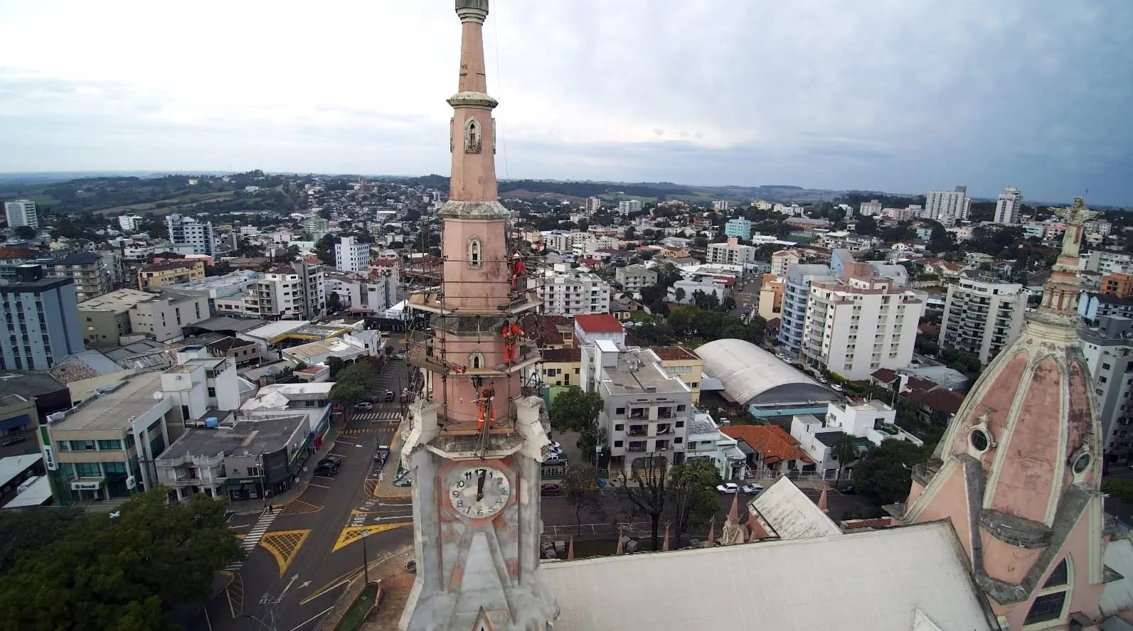 Plataforma de trabalho na torre da igreja