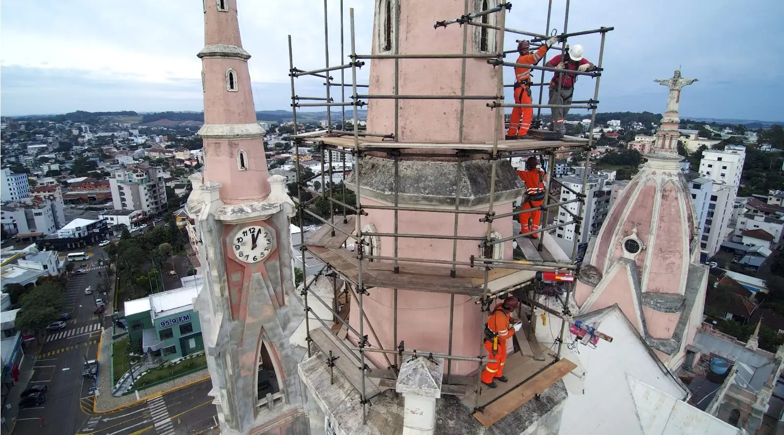 Detalhe do andaime instalado na fachada historica