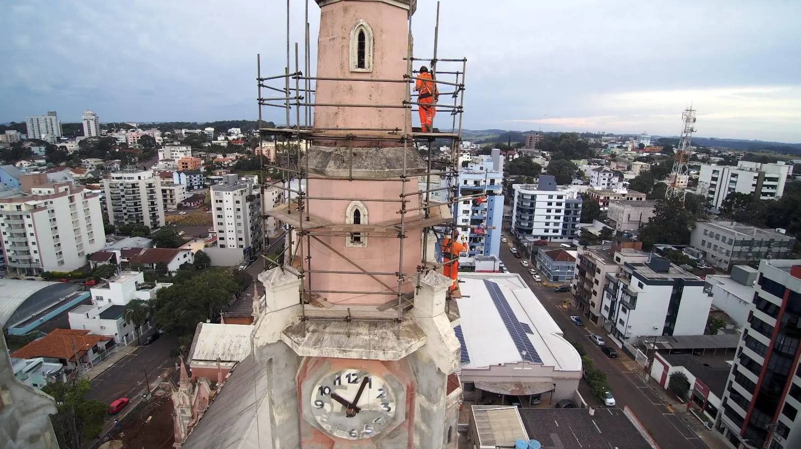 Vista dos andaimes envolvendo a catedral
