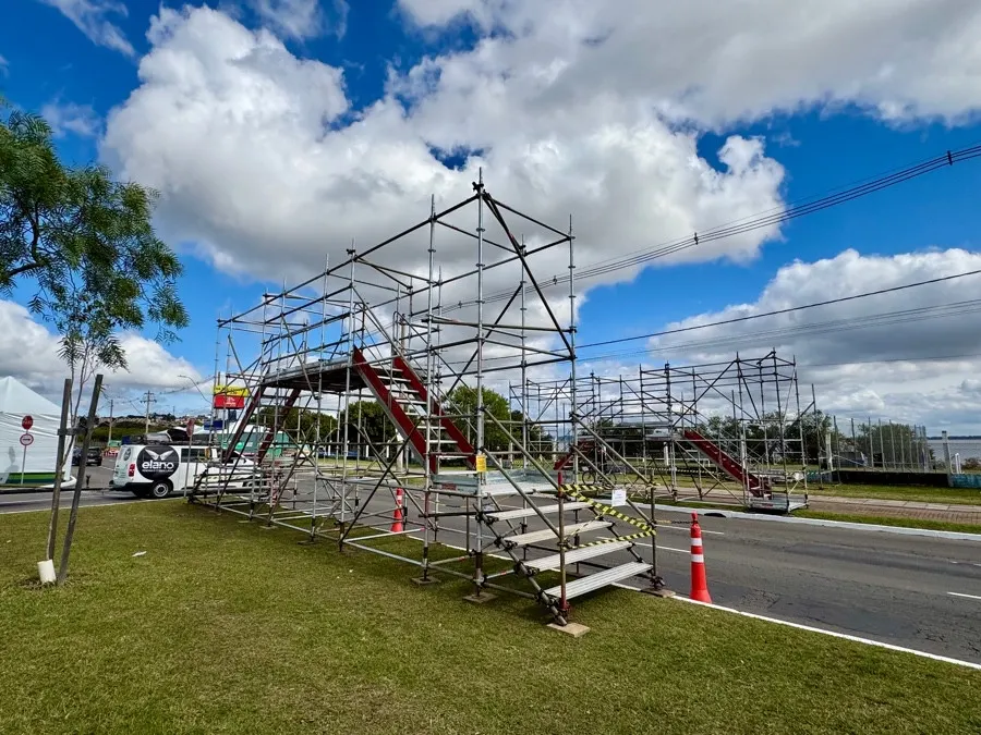 Montagem de estrutura para evento esportivo