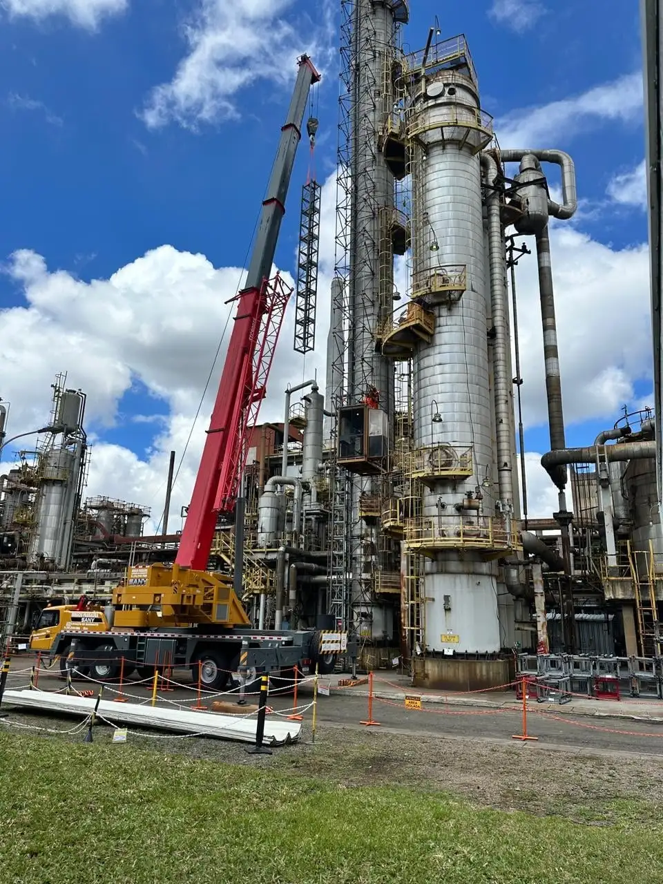Estrutura modular de acesso na planta industrial