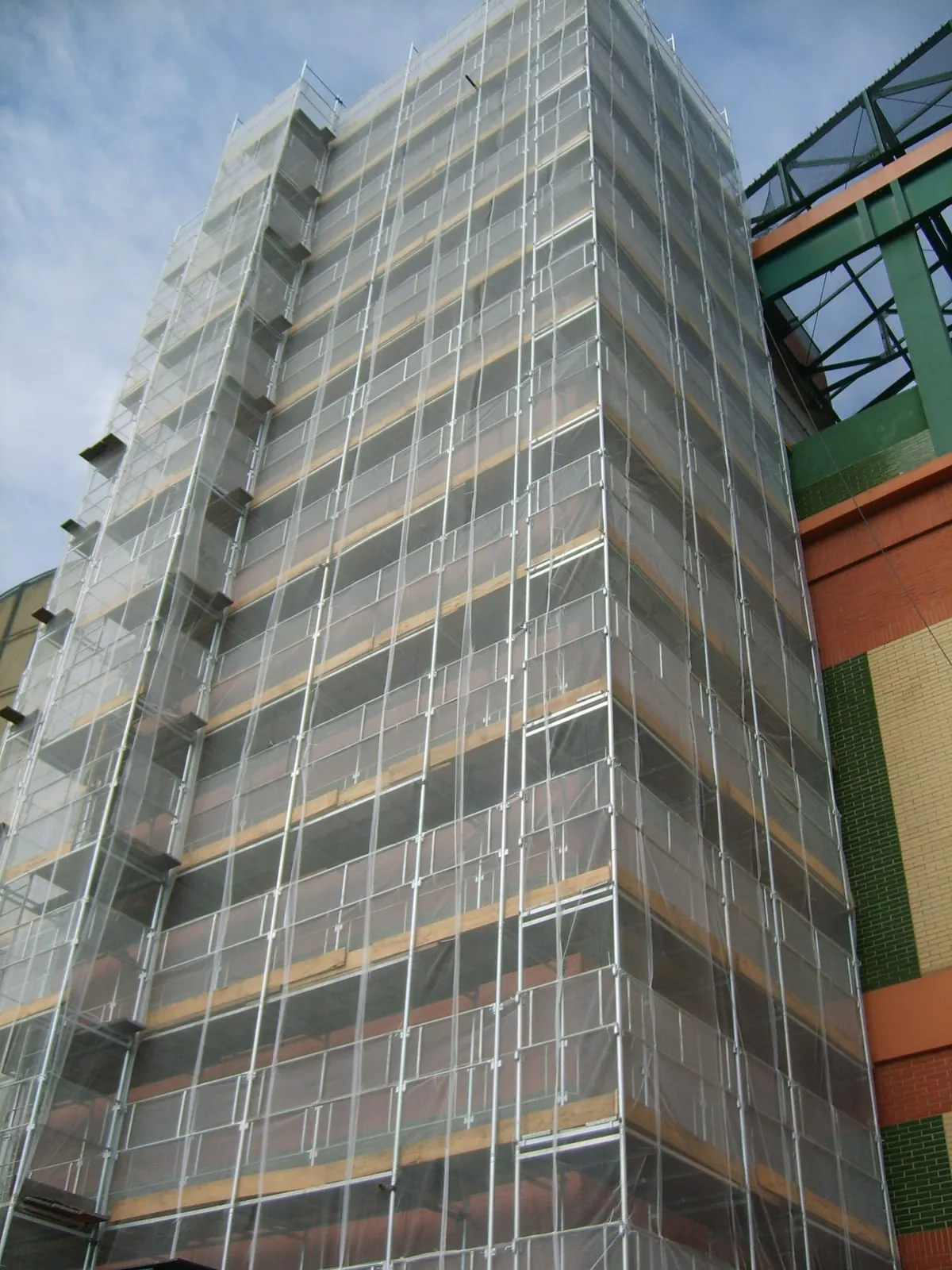 Detalhe da montagem de andaimes no Shopping Praia de Belas
