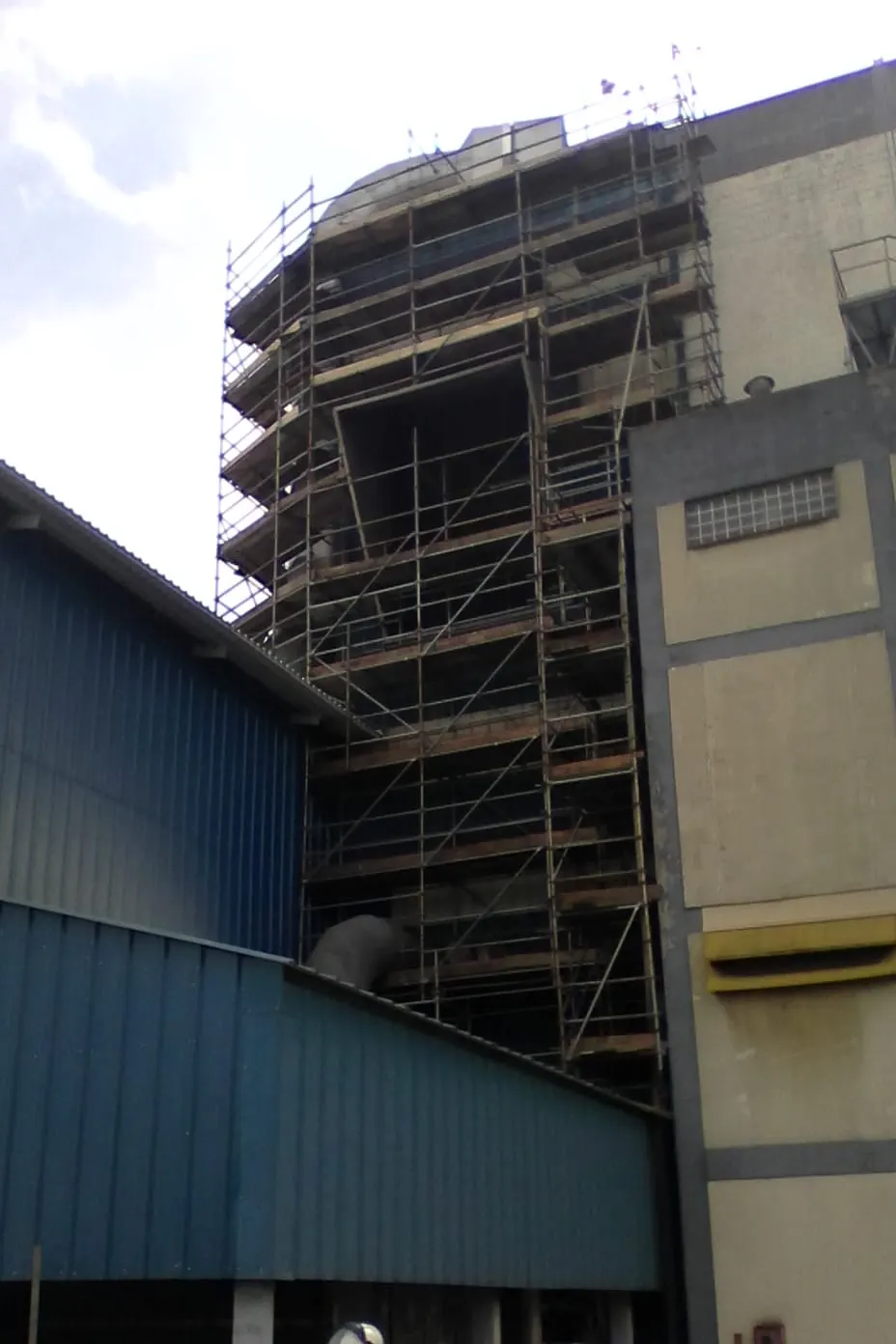 Escada de acesso industrial na planta Solae